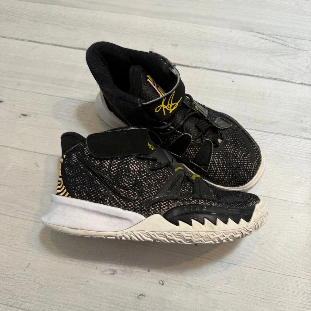 Nike Kyrie 7 Ripple Effect Black Arctic‎ Punch Pink  Youth Size 12